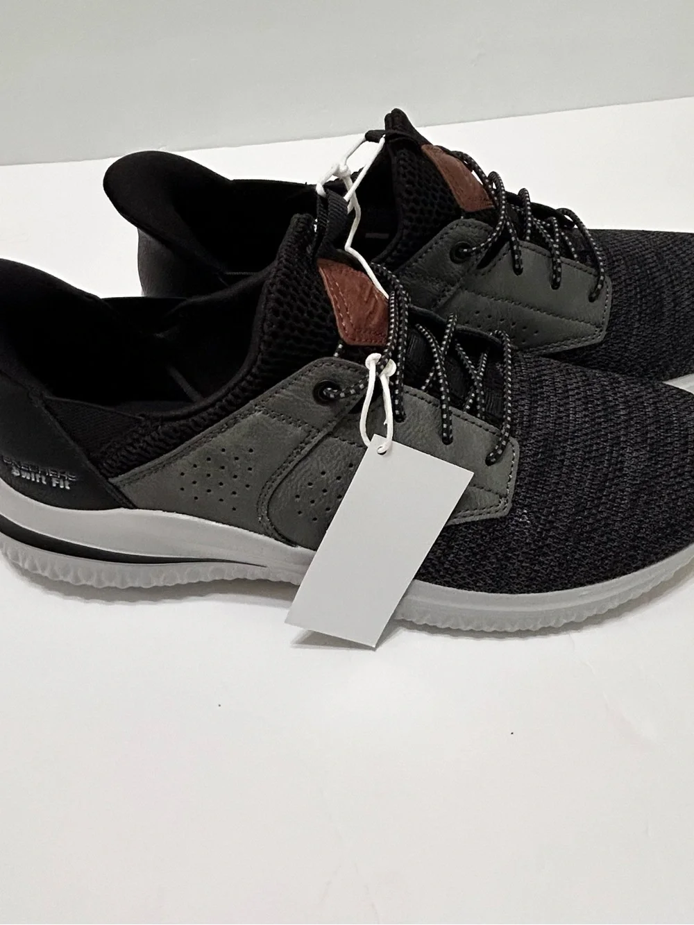 Skechers Men's Delson Hands Free Swift Fit Sneaker Black size 9.5 NWT - Picture 2 of 8